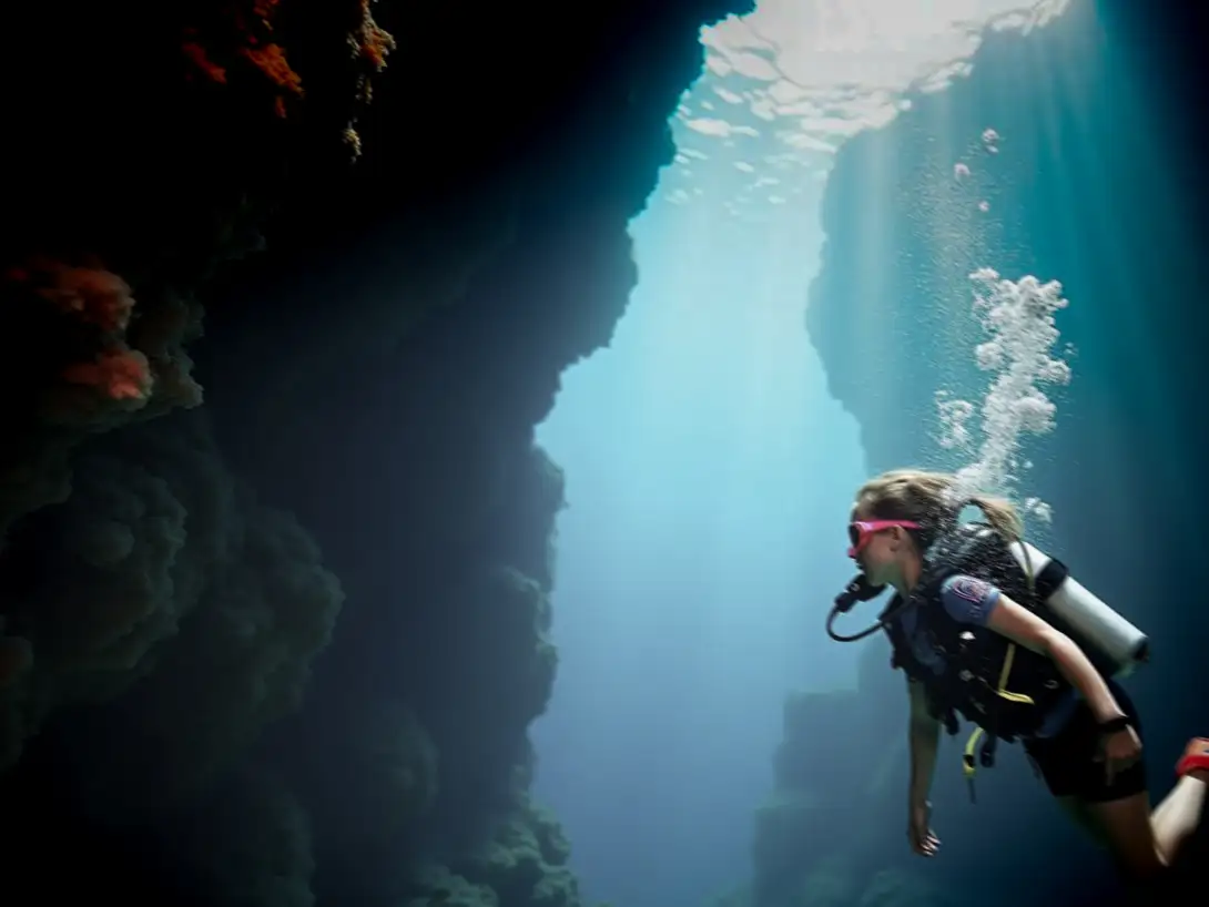 plongeurs enfant à l'Estartit, les grottes